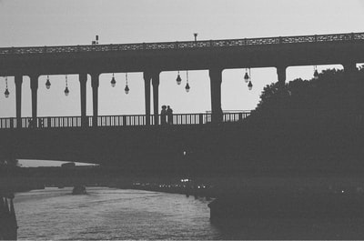 水上桥梁的灰度照片